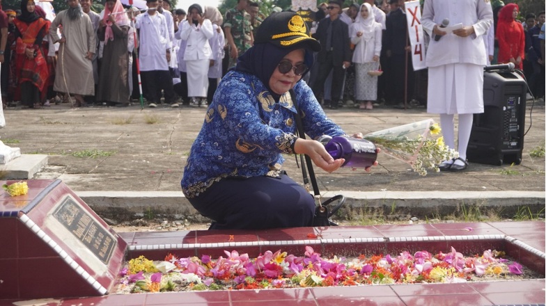 SMAN 1 Terusan Nunyai Mengheningkan Cipta, Nyekar ke Makam Pahlawan