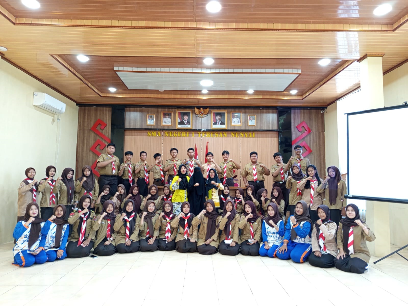 Alumni SMAN 1 Terusannunyai Ajari Adik Tingkat Tips Menulis Cerpen