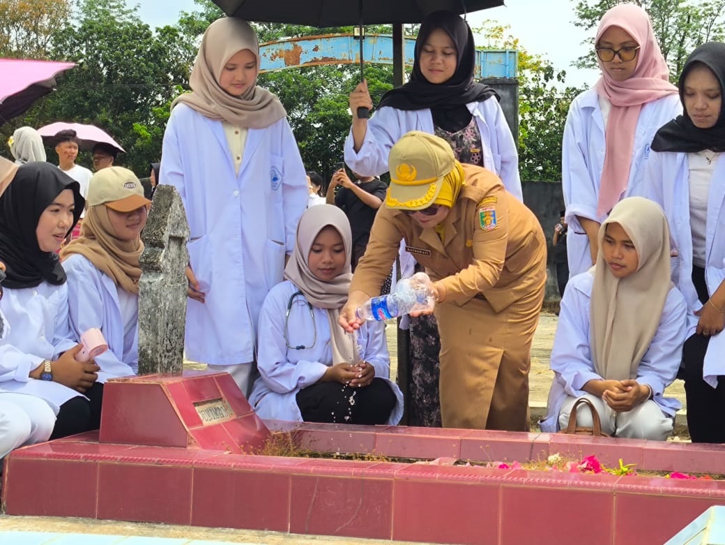 Peringati Hari Pahlawan Lebih dari 1200 Siswa Cosplay hingga Tabur Bunga ke Makam Pahlawan Desa Transad Bandar Agung